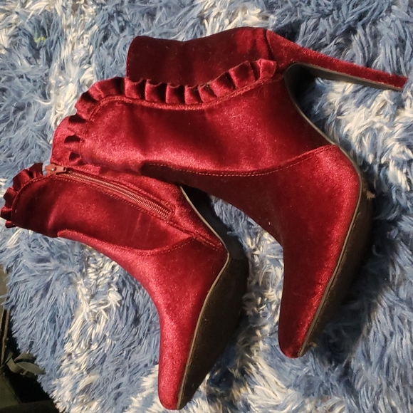 Shoe Dazzle ruffled bootie - Picture 1 of 5
